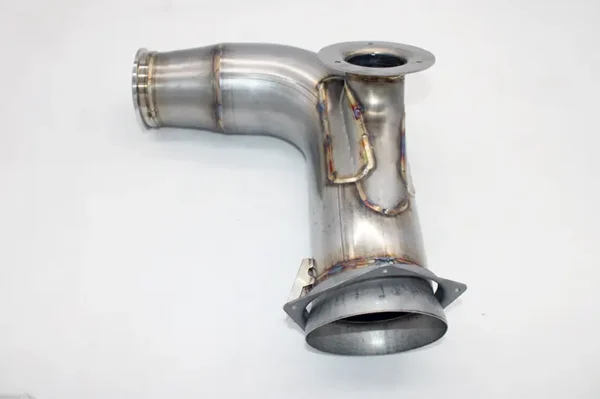 CESSNA 303: LE UPPER TAILPIPE